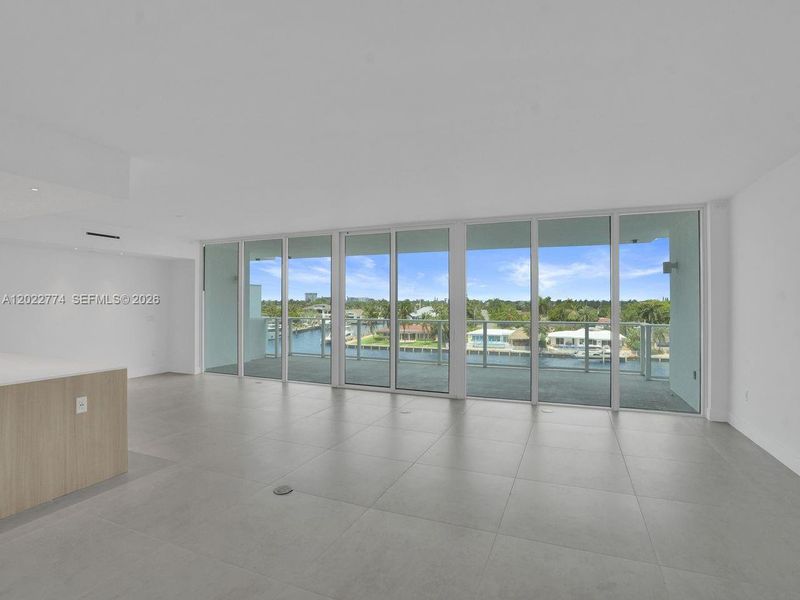 Spacious, unfurnished interior of a new home in , Pompano Beach (Image 20).