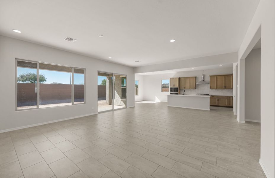 Spacious, unfurnished interior of a new home in Sun City Anthem at Merrill Ranch, Florence (Image 22).