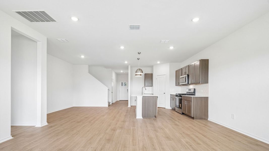 Spacious, unfurnished interior of a new home in Valverde, Bastrop (Image 16).