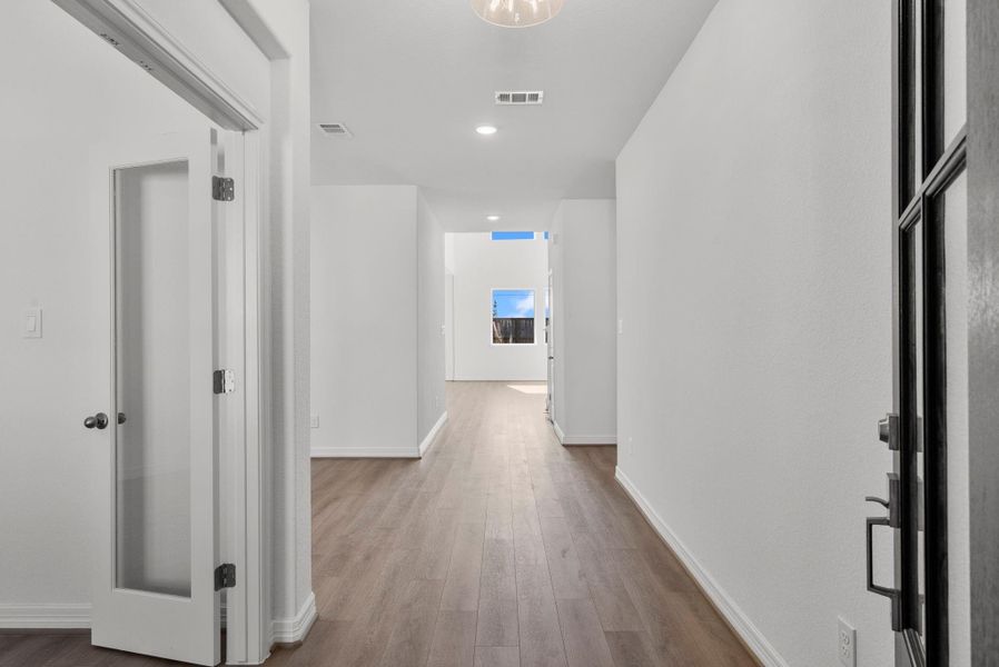 Spacious, unfurnished interior of a new home in Blue Heron Estates, Mont Belvieu (Image 11).