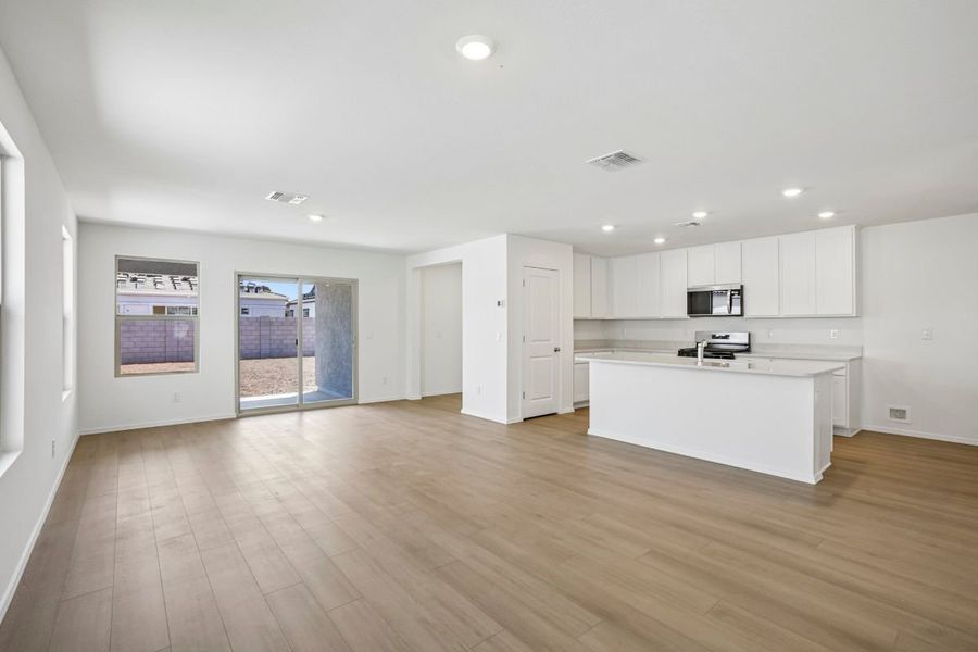 Spacious, unfurnished interior of a new home in Bella Camino Traditions, San Tan Valley (Image 8). Spacious, unfurnished interior of a new home in Bella Camino Traditions, San Tan Valley (Image 8).