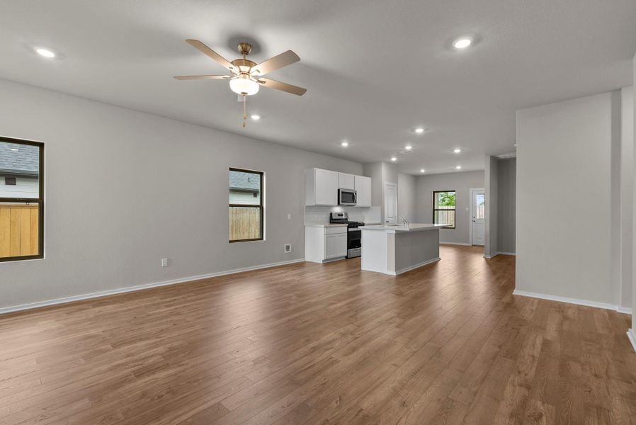 Spacious, unfurnished interior of a new home in Laurel Landing, Alvin (Image 13).