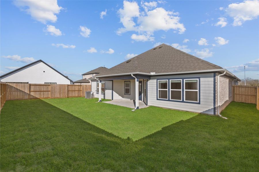 Exterior details and patio area of a home in Ashland, Angleton (Image 19).
