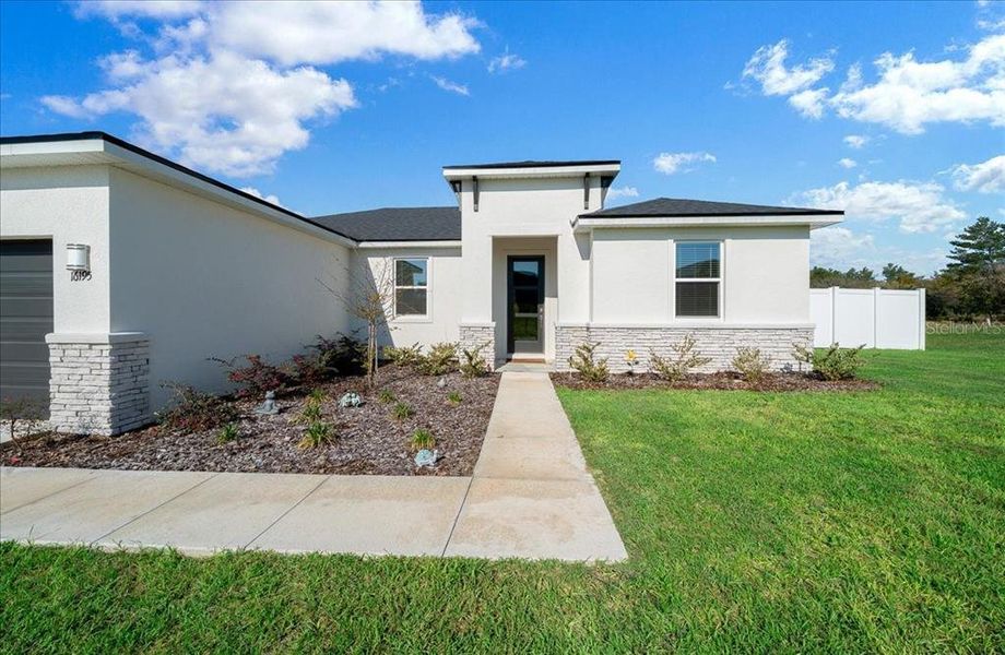 Exterior details and patio area of a home in Ocala, Ocala (Image 3).