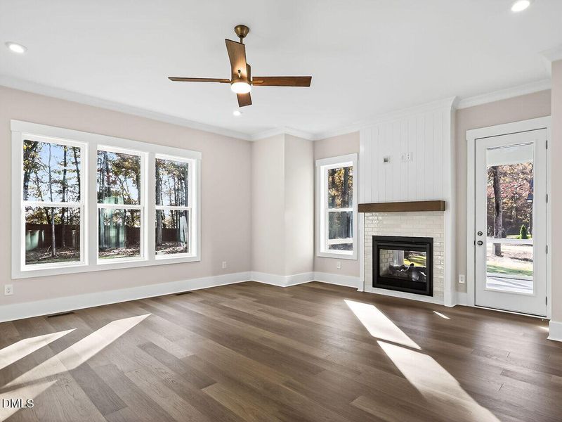 016-1280x960-living-room