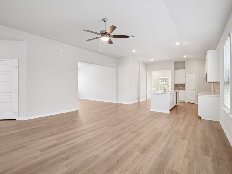 Spacious, unfurnished interior of a new home in Scenic Crest - Premier Series, Boerne (Image 23).