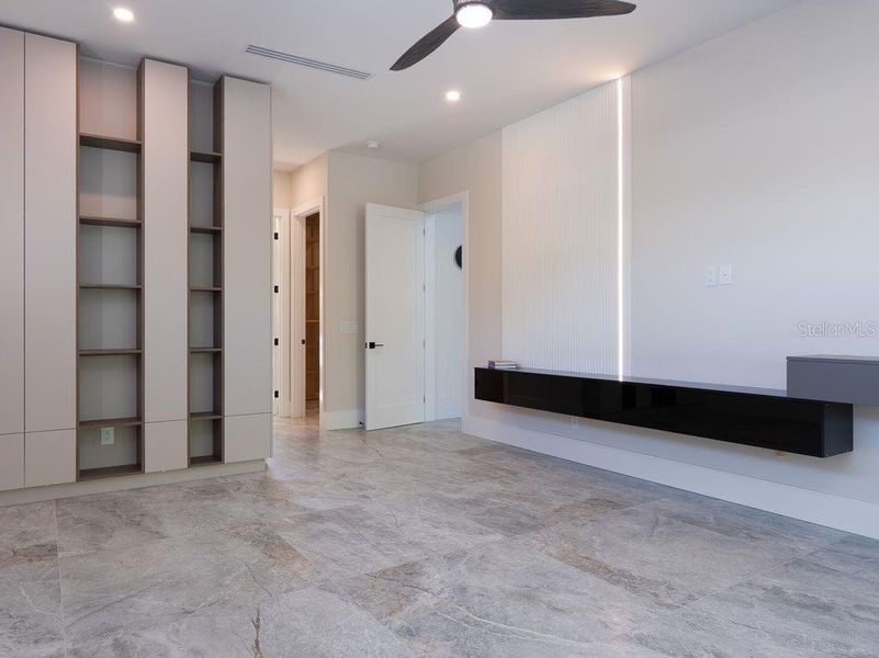 Spacious, unfurnished interior of a new home in , Sarasota (Image 43).