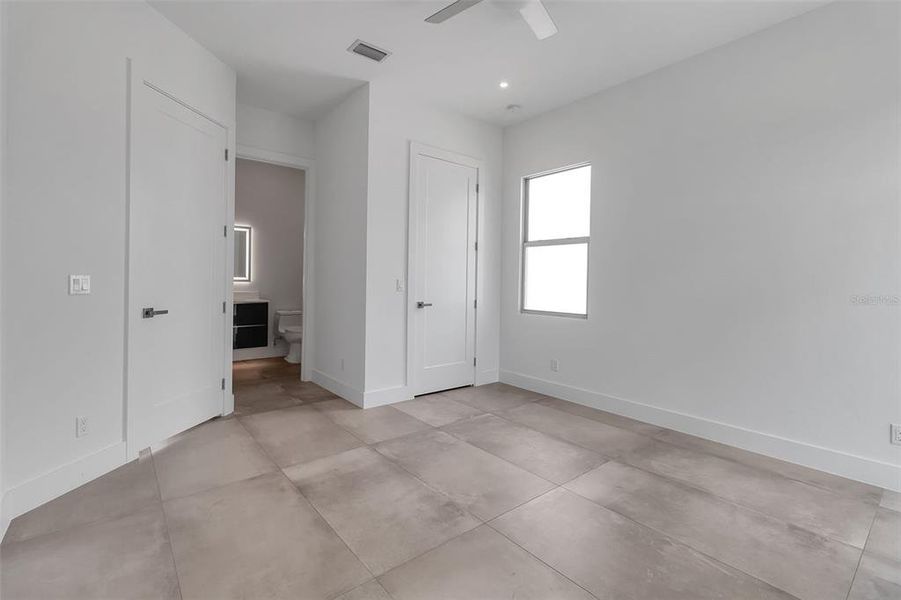 Spacious, unfurnished interior of a new home in , Sarasota (Image 20).