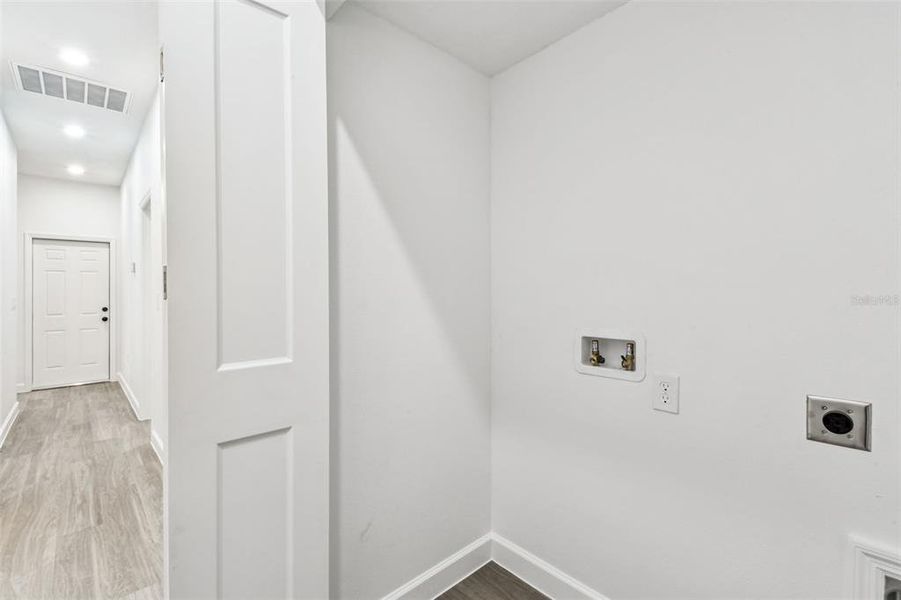 Spacious, unfurnished interior of a new home in , Lutz (Image 13).