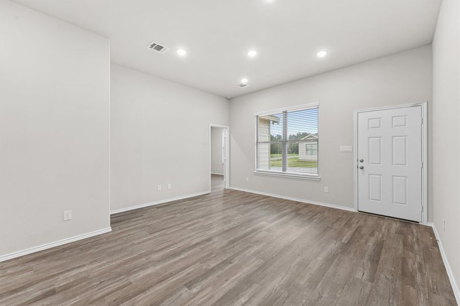 Spacious, unfurnished interior of a new home in , Lufkin (Image 20).