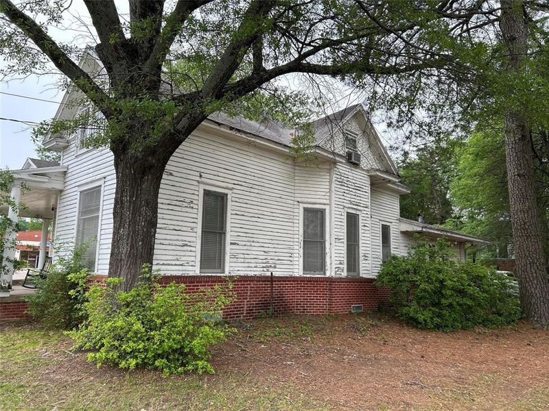 Exterior details and patio area of a home in , Paris (Image 24).