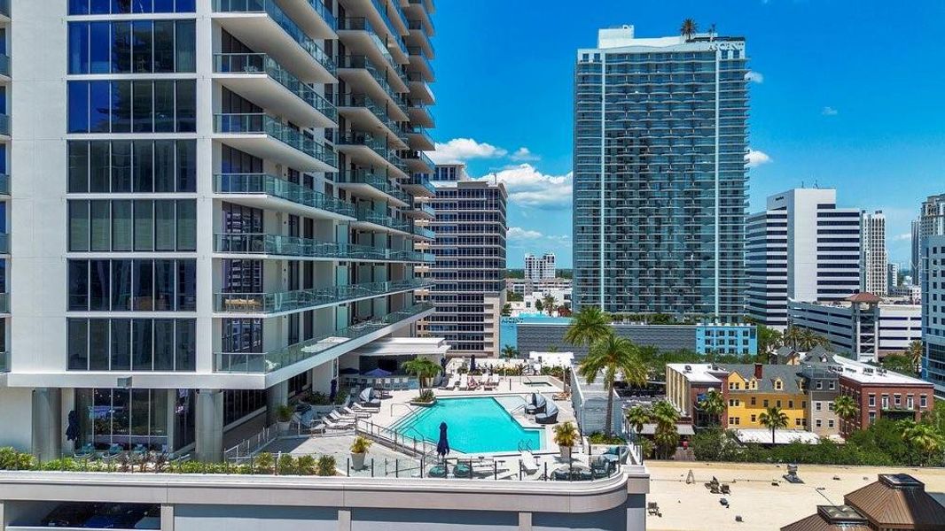 Condo located in St. Petersburg, FL showcasing its design and architecture (Image 42).