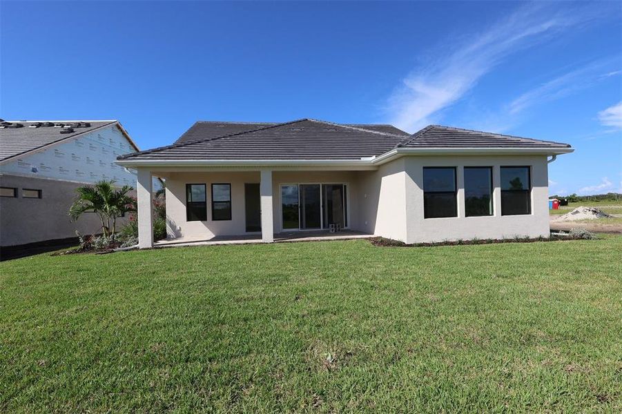 Exterior details and patio area of a home in Palmera Wellen Park - Classic Series, Venice (Image 25).