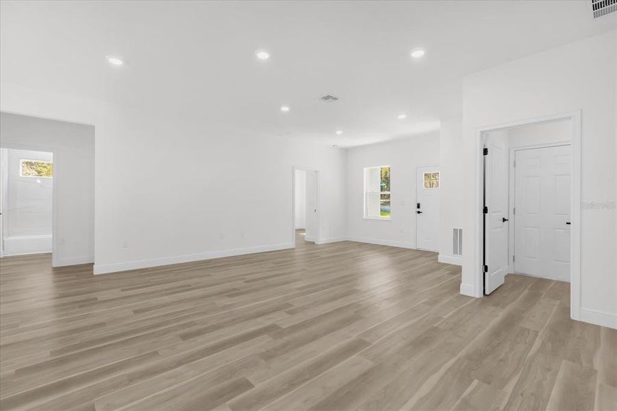 Spacious, unfurnished interior of a new home in , Citrus Springs (Image 24).