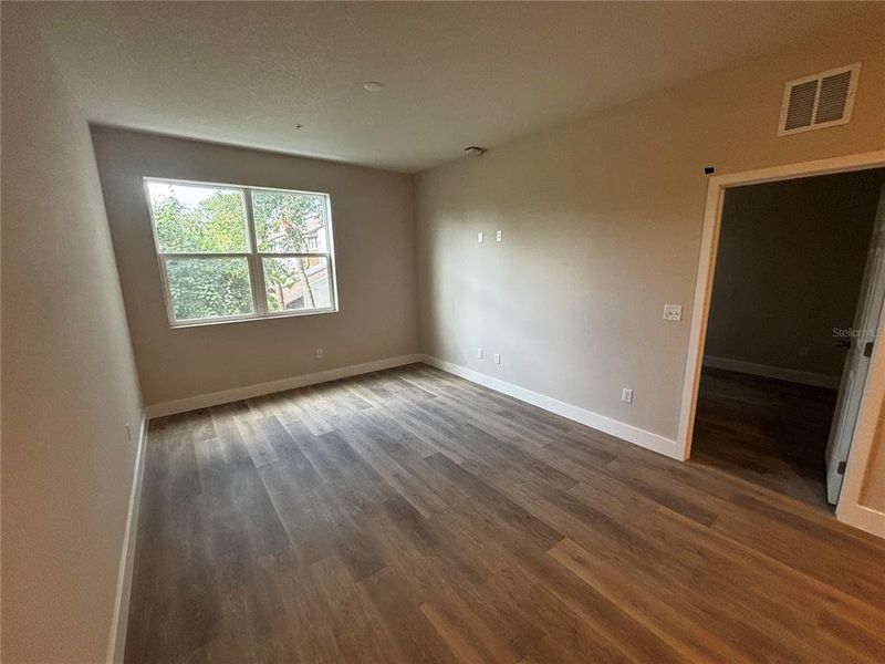 Spacious, unfurnished interior of a new home in , Orlando (Image 8).