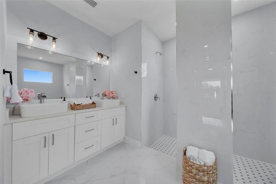 Spacious, unfurnished interior of a new home in , Lehigh Acres (Image 13).