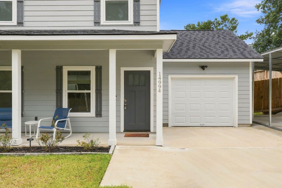 Exterior details and patio area of a home in Arrowhead Lakes, Willis (Image 20).