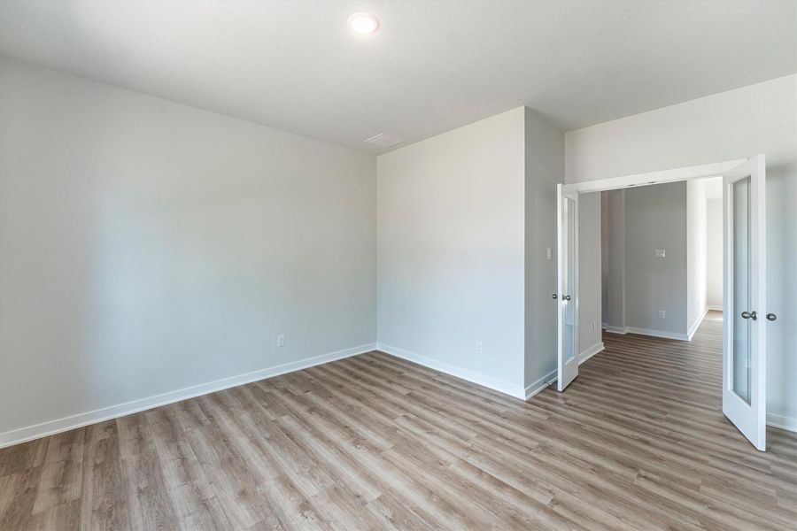 Spacious, unfurnished interior of a new home in Deer Pines, Conroe (Image 34).