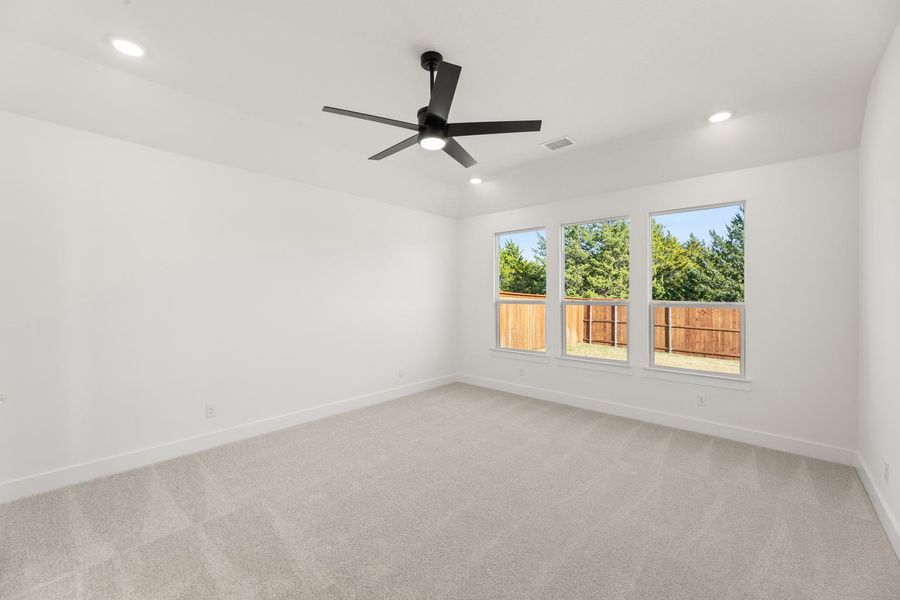 Spacious, unfurnished interior of a new home in Somerset Park, Rockwall (Image 21).