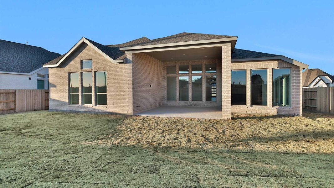 Exterior details and patio area of a home in Valencia, Manvel (Image 4).