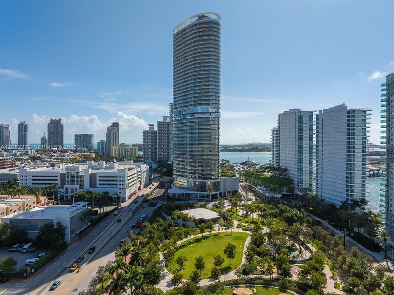Condo located in Miami Beach, FL showcasing its design and architecture (Image 33).