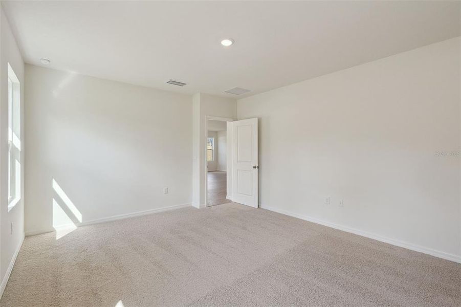 Spacious, unfurnished interior of a new home in Wexford Cove, Ormond Beach (Image 9).