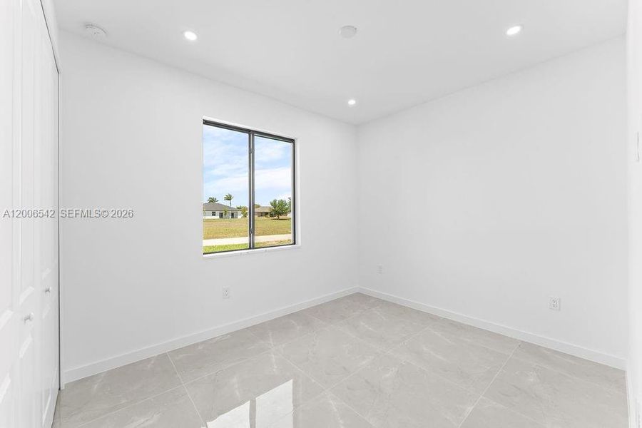 Spacious, unfurnished interior of a new home in , Cape Coral (Image 16).