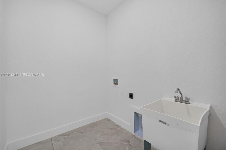 Spacious, unfurnished interior of a new home in , Lehigh Acres (Image 18).