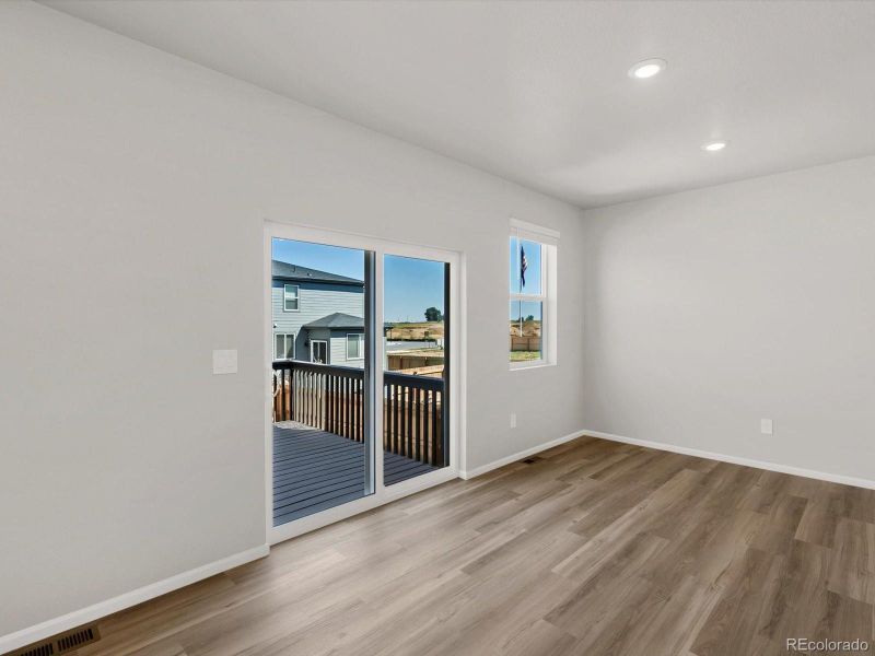 Spacious, unfurnished interior of a new home in Lake Bluff, Greeley (Image 10).