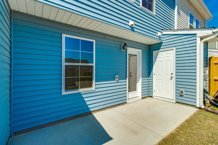 Exterior details and patio area of a home in Astoria, Columbia (Image 21).