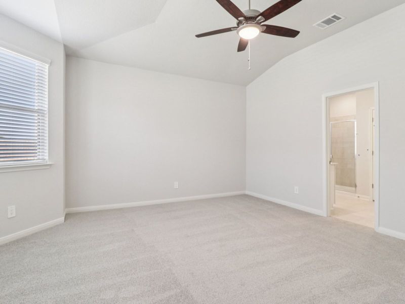 Spacious, unfurnished interior of a new home in Comanche Ridge, San Antonio (Image 19).