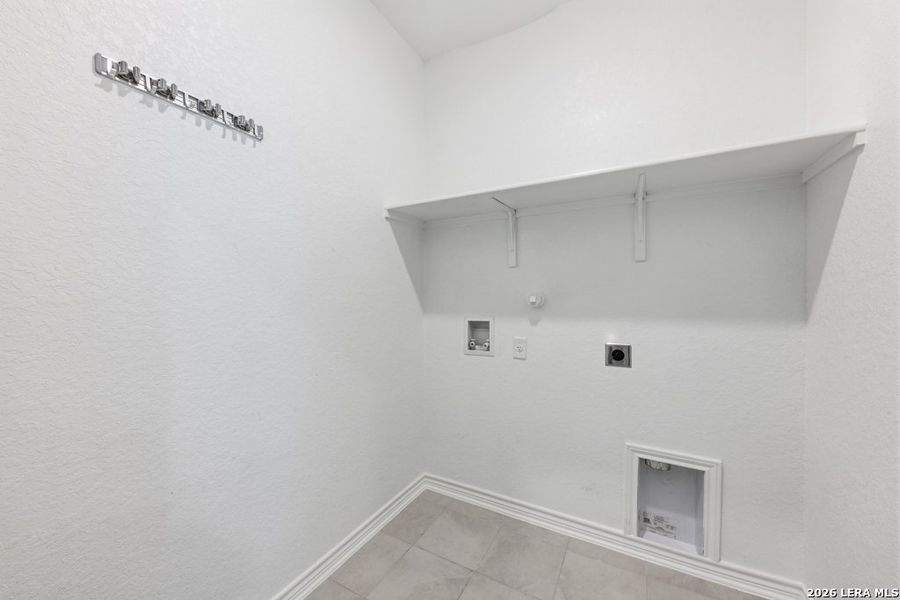 Spacious, unfurnished interior of a new home in Briarwood Oaks, San Antonio (Image 34).