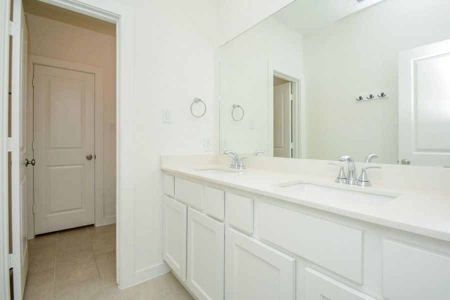 Convenient full bathroom serving secondary bedrooms. Convenient full bathroom serving secondary bedrooms.