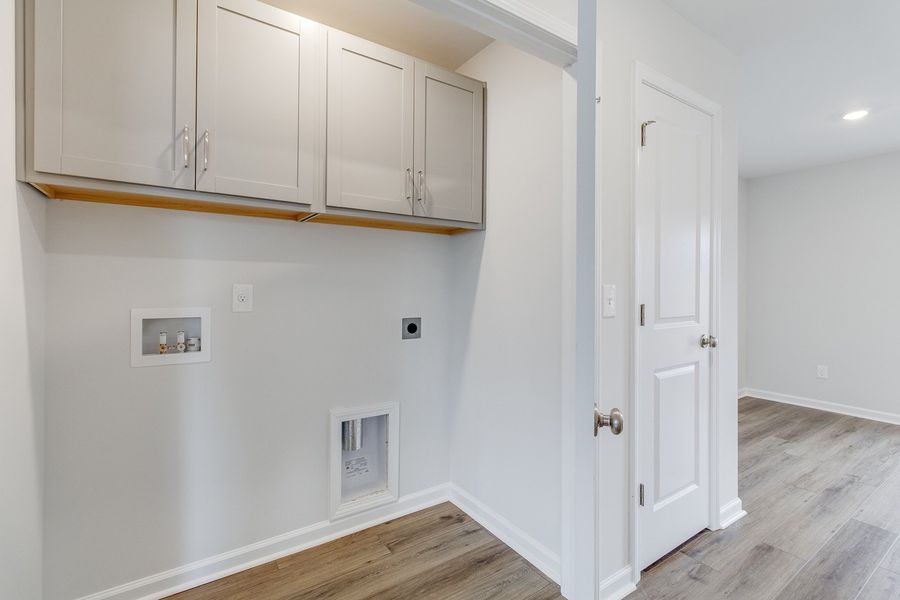 Spacious, unfurnished interior of a new home in Astoria, Columbia (Image 20).