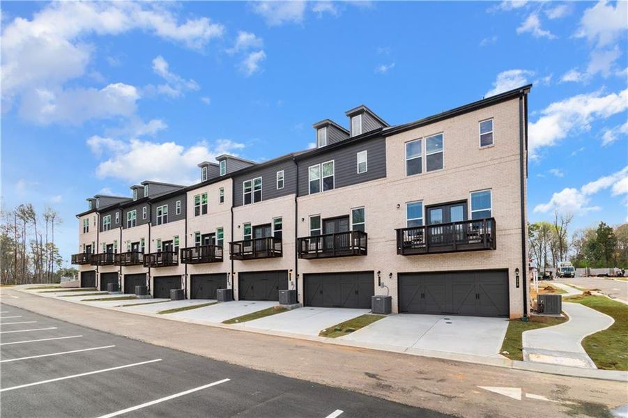 Condo located in Newnan, GA showcasing its design and architecture (Image 3).
