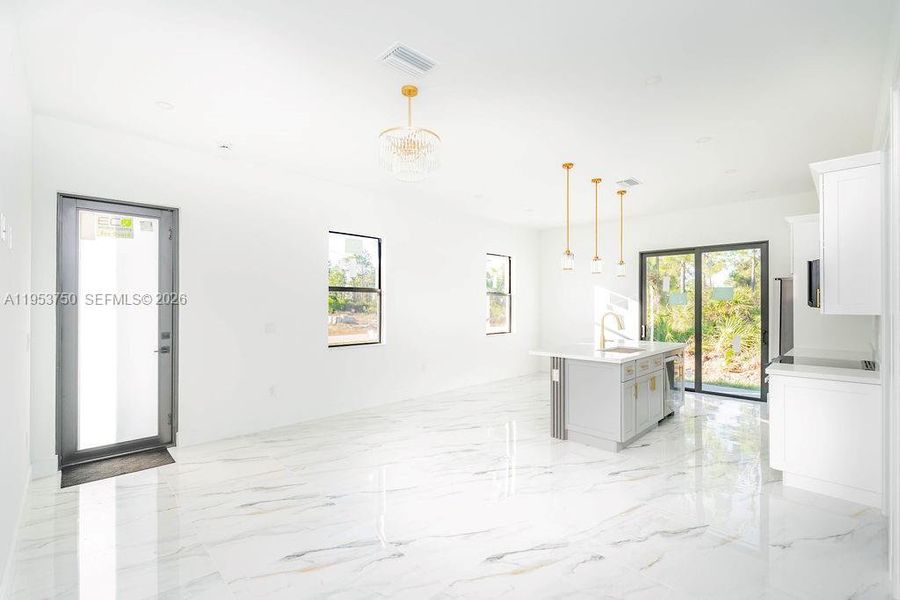 Spacious, unfurnished interior of a new home in , Lehigh Acres (Image 10).