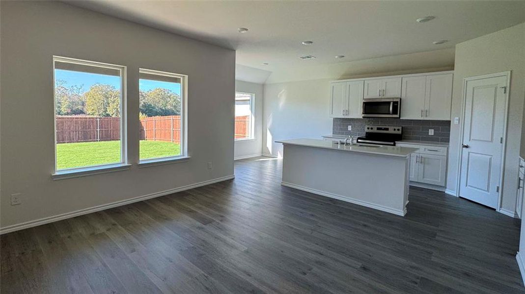 Spacious, unfurnished interior of a new home in Blaire Lake, Tyler (Image 7).