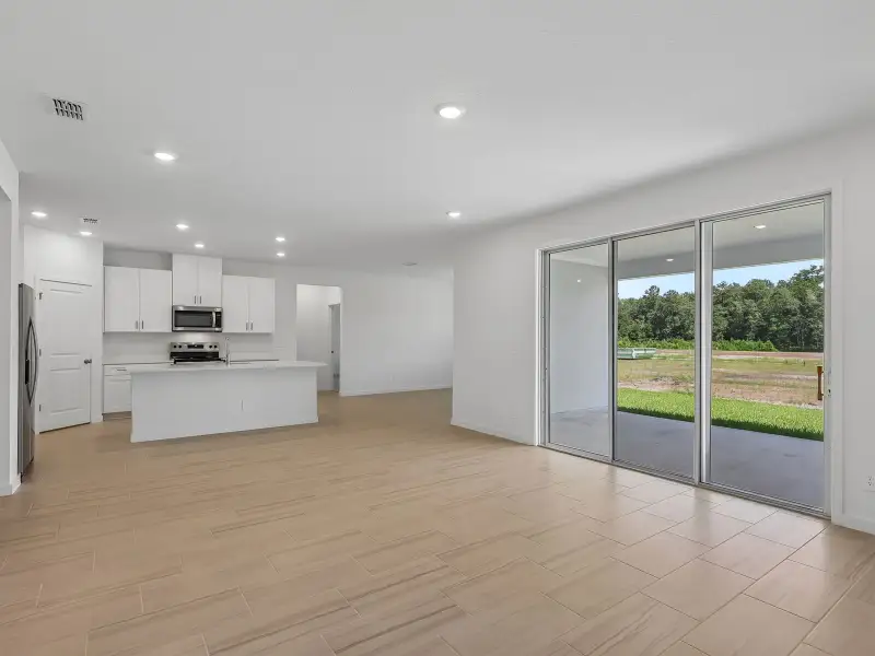 Spacious, unfurnished interior of a new home in Azalea Creek, Jacksonville (Image 8).
