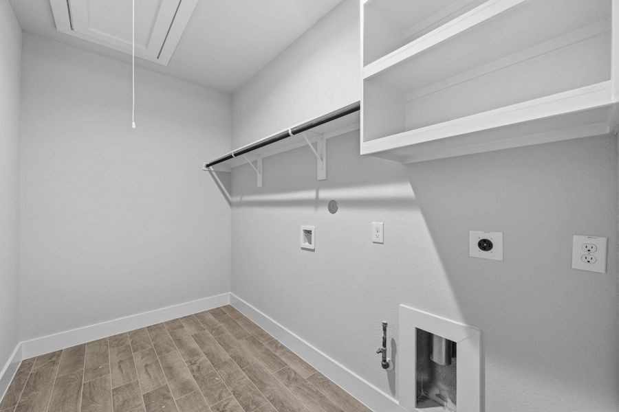 Spacious, unfurnished interior of a new home in Barton Creek Ranch, Conroe (Image 25).