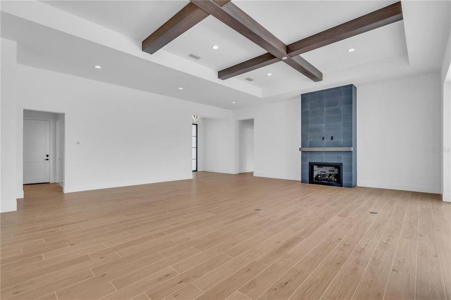 Spacious, unfurnished interior of a new home in , Sarasota (Image 25).