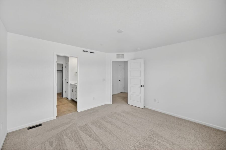 Spacious, unfurnished interior of a new home in Trailstone, Arvada (Image 8).