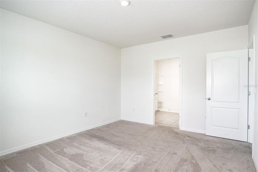 Spacious, unfurnished interior of a new home in , Zellwood (Image 24).