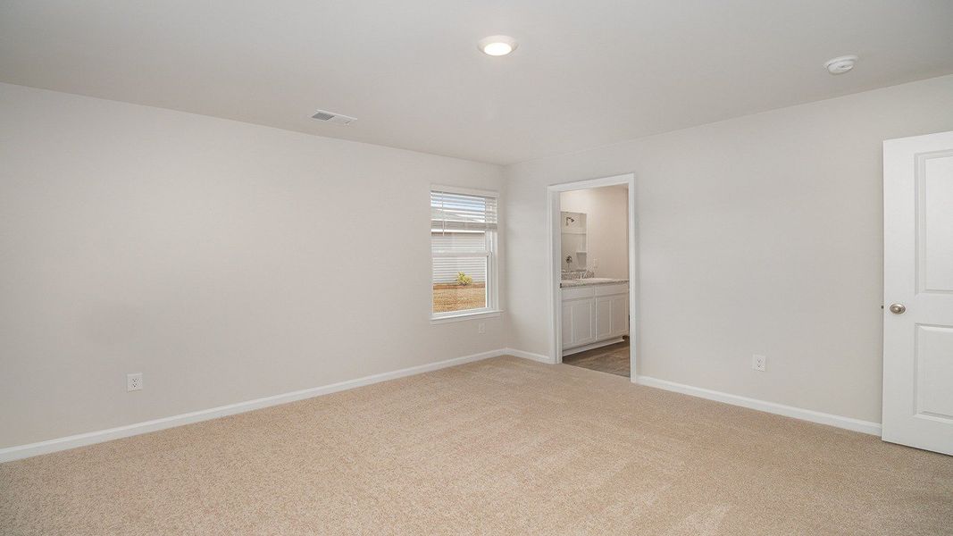 Spacious, unfurnished interior of a new home in Summerville, Darlington (Image 13).