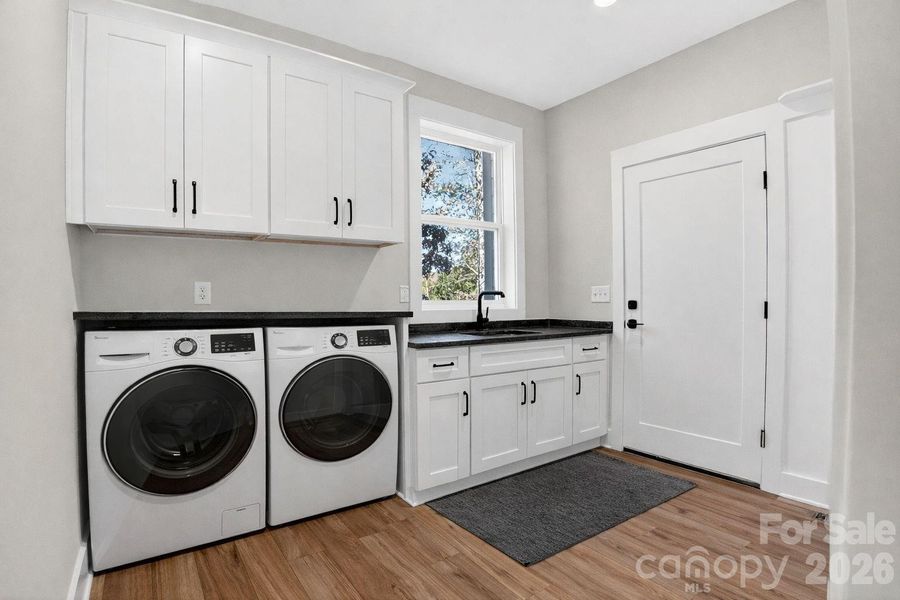 Laundry Room/Mud Room - Virtual Staging Laundry Room/Mud Room - Virtual Staging