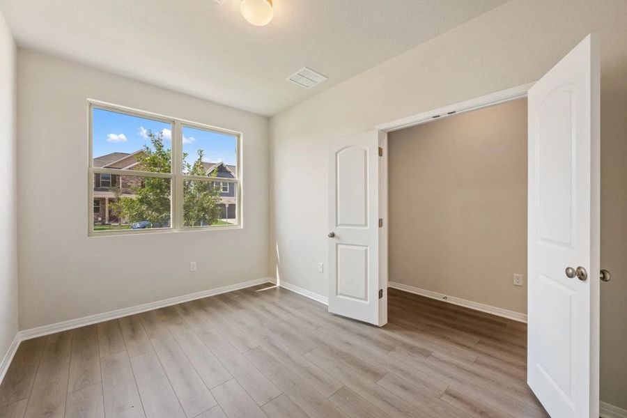 Spacious, unfurnished interior of a new home in Rolling Glen, Hutto (Image 16).