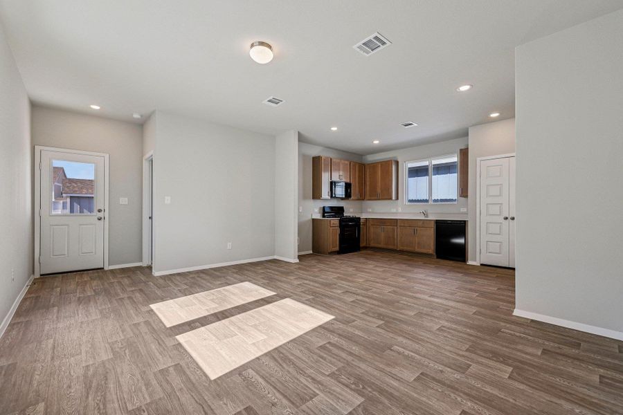 Spacious, unfurnished interior of a new home in Harvest Ridge, Elgin (Image 27).