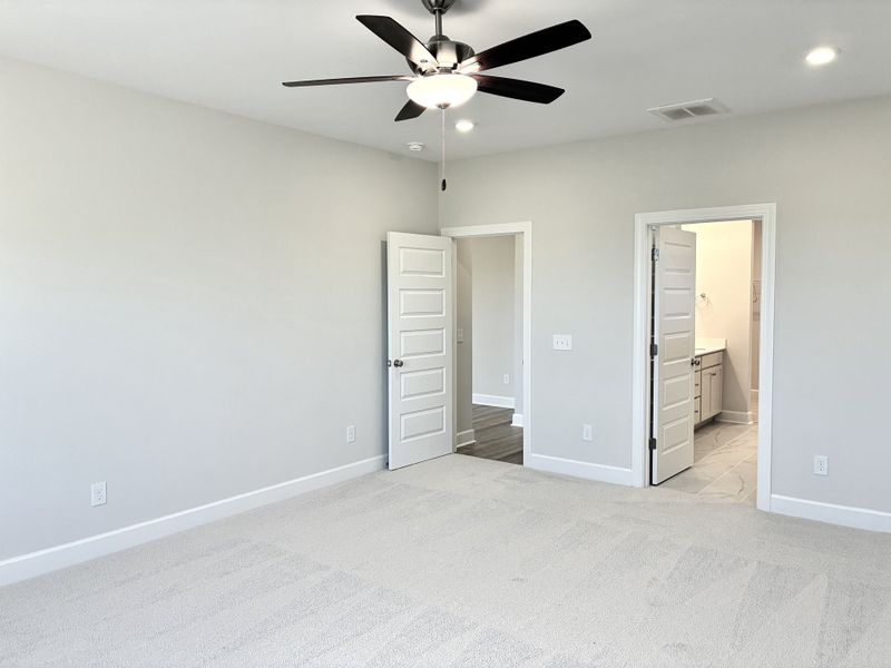 Spacious, unfurnished interior of a new home in Holly Ridge, Greenville (Image 19). Spacious, unfurnished interior of a new home in Holly Ridge, Greenville (Image 19).