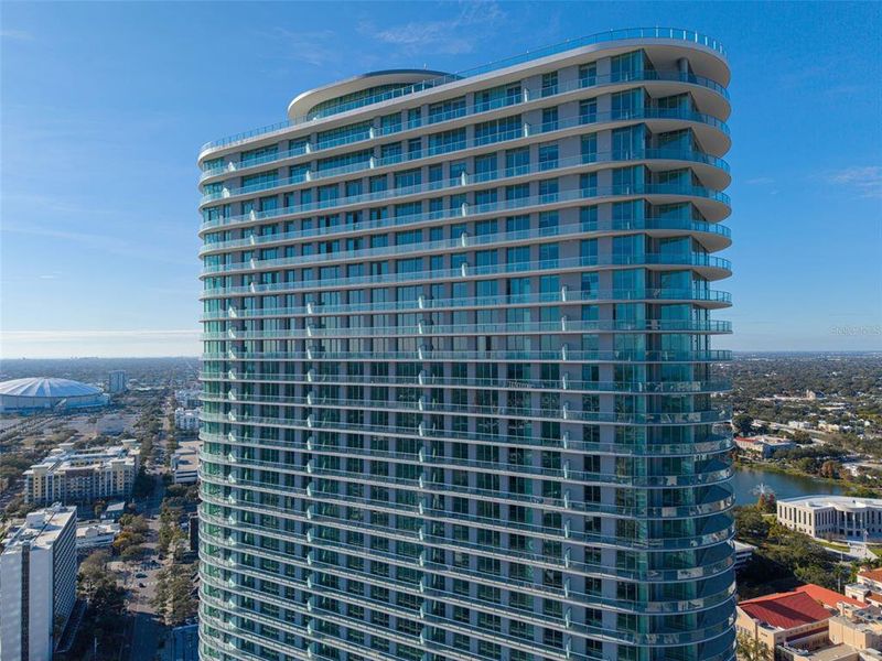 Condo located in St. Petersburg, FL showcasing its design and architecture (Image 29).