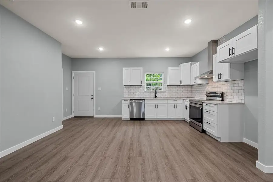 Furnished interior view inside a new home in , Waco (Image 6).