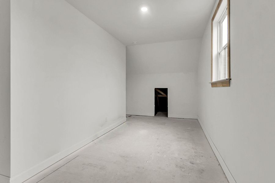 Spacious, unfurnished interior of a new home in Tidewater at Lakes of Cane Bay, Summerville (Image 33).